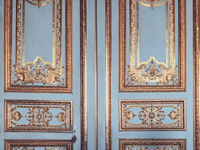 Transformed Brera Storefront into a Dwelling Living Art Installation: Delvis (Un)Limited