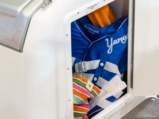 Pamela Anderson emulates Marilyn Monroe's style in a revamped version of a timeless summer look