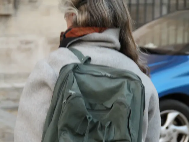 Stranded tourist, a Navi female, on an Alpine mountaintop.